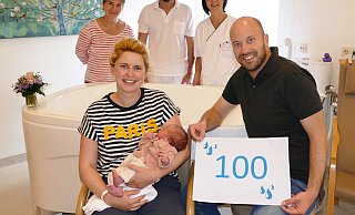 Mutter Katharina Lamprecht mit Baby Maya und Vater Frank Fortströer (vorne v. l.). - Krankenhaus