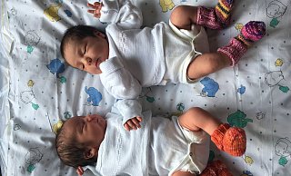 Warme Füßchen für die Zwillinge William und Waiana.  - Klinikum Bielefeld