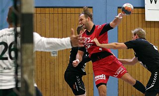 Es ging ordentlich zur Sache: Im Spiel gegen den niedersächsischen Oberligisten Söhre hielt das Trikot von Marius Schrage (am Ball) nicht bis zum Schluss durch. Die TSG präsentierte sich aber topfit. - Oliver Krato