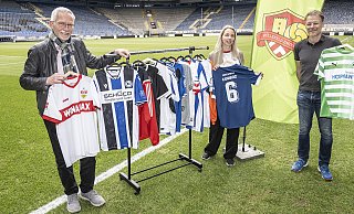 Georg Epp (v. l.), Janine Leifert und Karsten Bremke von Bielefeld United mit einigen der Trikots, die ab dem 1. Juni ersteigert werden können. - Jörg Dieckmann