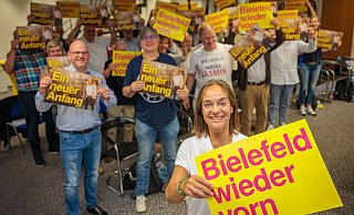 Die Liberalen meinen, Bielefeld habe in den vergangenen fünf Jahren den Anschluss verloren. Mit Jasmin Wahl-Schwentker an der Spitze (vorn im Bild) wollen sie die Stadt wieder auf Kurs bringen. - FDP Bielefeld Die Liberalen meinen, Bielefeld habe in den vergangenen fünf Jahren den Anschluss verloren. Mit Jasmin Wahl-Schwentker an der Spitze (vorn im Bild) wollen sie die Stadt wieder auf Kurs bringen. - FDP Bielefeld