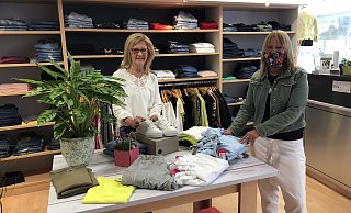 Inhaberin Gabi Diener (r.) und und Mitarbeiterin Gabi Münsterteicher freuen sich, nach der Zwangspause wieder Kunden empfangen zu dürfen. Mit Masken, Desinfektionsmittel und einer Plexiglasscheibe vor der Kasse wollen sie sich und ihre Kunden schützen. - Jessica Weiser