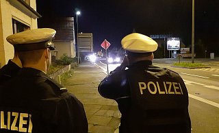 Beamte kontrollieren per Laser die Geschwindigkeit auf der Engerstraße. - Jobst Lüdeking