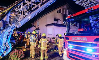 Die Wirkung der Flammen ist auch an den geborstenen Scheiben und Brandspuren an der Fassade zu erkennen. - Ralph Meyer