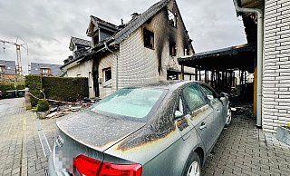 Das schwer beschädigte Doppelhaus in Oldentrup. Auch ihre Autos konnten die Anwohner nicht mehr in Sicherheit bringen. - Stefan Becker