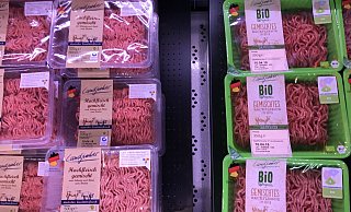 Discounter Lidl hatte für einige Wochen die Fleischpreise erhöht, doch die Verbraucher zogen nicht mit, weshalb Lidl die Preise nun wieder gesenkt hat. - picture alliance