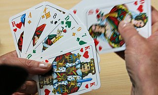 Erfunden in Paderborn: Das Kartenspiel 66 stammt angeblich aus ostwestfälischen Domstadt. Das Symbolfoto ist nicht ganz korrekt: Beim Kartenspiel 66 gibt es keine 7 und keine 8. - picture alliance / dpa