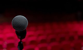 Auftritte vor leeren Rängen? Kulturveranstalter in Paderborn haben derzeit mit geringer Nachfrage zu kämpfen. - Unsplash