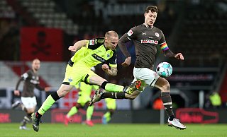 Sven Michel (l.), hier im Duell gegen St. Pauli-Akteur James Lawrence, ist derzeit in Topform. Und so wollen die Paulianer ein besonderes Augenmerk auf den SCP-Stürmer legen. - picture alliance