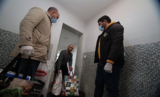 Einige kaufen ein für jene, die es selbst nicht tun sollten. Mervan Omar (r.) und Hussein Khedr (l.) haben zum Beispiel Einkäufe für die Corona-Hilfe Hiddenhausen erledigt. - Peter Steinert