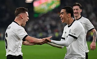 Joshua Kimmich (l) und Jamal Musiala feiern ihren Tor-Clou. - Fabian Strauch/dpa