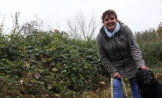 Sandra Jeckel steht mit ihrer Mischlingshündin "Buffy" vor den zwei Meter hohen Brombeerranken im Naturschutzgebiet in der Elseaue. - Anne Neul
