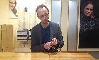 Das Anpassen von Brillen für die Kunden gehört zum Tagesgeschäft eines Optikers. In Zeiten von Corona hält Arnd Ebbeke jedoch mehr Abstand und es wird nochmals mehr desinfiziert. - Marc Schröder
