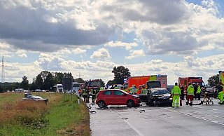 Rettungskräfte im Einsatz: Vier Autos sind auf der L776 bei Salzkotten zusammengestoßen. - Feuerwehr Salzkotten