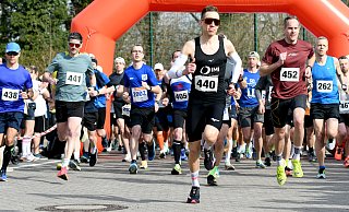 Vorne weg: Nicolai Riechers (Nummer 440), Sieger über 21 Kilometer, und Lokalmatador Nils Nolte (Nummer 452). - Jürgen Krüger