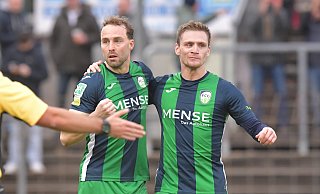 Julius Langfeld (l.) und Jan-Lukas Liehr (r.) bejubeln Langfelds Treffer zum entscheidenden 2:1 des FC Gütersloh gegen die Gladbacher U23. - Jens Dünhölter