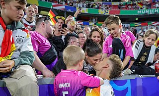 Für Joshua Kimmich hat sich mit seiner Familie der Blick auf den Fußball verändert. - Christian Charisius/dpa