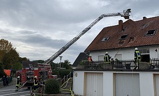 Das Feuer im Dachstuhl war am Dienstagmittag bemerkt worden. Auch die Drehleiter aus Lübbecke kam zum Einsatz. - Sandra Spieker