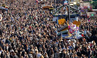 Gleich an zwei Tagen musste die Wiesn wegen Überfüllung geschlossen werden. - Peter Kneffel/dpa