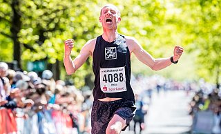 Hermannslauf 2025: Heiko Lewanzik bewältigt die 31,1 Kilometer lange Strecke von Detmold nach Bielefeld in 1:58:40 Stunden. - Sören Voss
