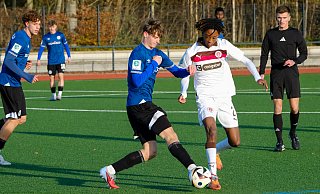 Arminias Rafael Rose geht hier in einen Zweikampf mit St. Paulis Leo Camilo Aporeigah. Auf dem Kunstrasenplatz in Halle endete das Spiel 1:1. - Andreas Zobe