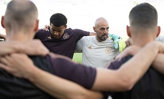 U21-Trainer Antonio Di Salvo schwört sein Team ein. - Sebastian Kahnert/dpa