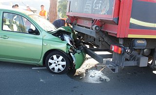 Der Nissan wurde bei dem Zusammenprall mit dem Lkw schwer beschädigt. - Polizei Höxter