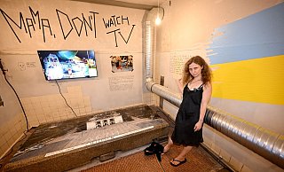 Das Musikvideo «Mama, Don\\\'t Watch TV» war auch in einer Ausstellung im Haus der Kunst in München zu sehen. (Archivbild) - Felix Hörhager/dpa
