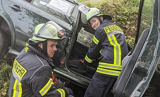 Die Feuerwehrleute Simon Dewenter aus Jakobsberg und Klara Lotze aus Haarbrück wissen, was zu tun ist. - Burkhard Battran