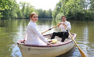 Isa-Lena Kreiser und Deniz Kartal bei ihrer ersten Tour auf dem Kahnteich. - Holger Kosbab