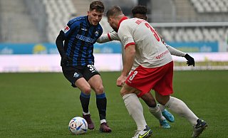 SCP-Akteur Florent Muslija geht gegen den Ex-Paderborner Felix Herzenbruch ins Dribbling. - SC Paderborn 07/Mirko Kappes