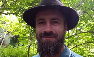 Dennis Johannes Hendricks sammelt Unterschriften für einen Kandidatur als Bürgermeister in Höxter. - Privat