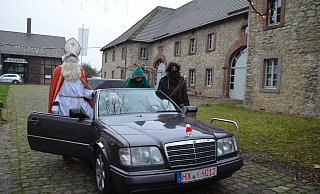 Der Nikolaus (Axel Goldbeck) zieht im Cabrio mit Knecht Ruprecht (Bernd Hanewinkel) und Zwerg (Mia Goldbeck) durch Ottbergen. - Nicole Niemann