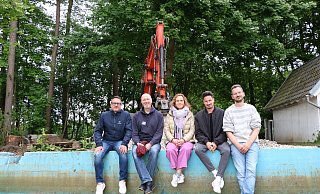 Freuen sich auf ein tolles Geburtstagsjahr im bald frisch renovierten Wapelbad: Michael Kersting (v.l.), Olaf Köhler, Anette Ostermann, Simon Drosten und David Flöttmann. - Anja Hustert