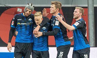 Die Paderborner (v. l.) Klaus Gjasula, Torschütze Kai Pröger, Luca Kilian und Laurent Jans jubeln über den 1:1-Treffer gegen Union Berlin. - picture alliance