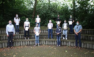 Auszeichnung: Jens Ransiek und Volker Sudeck (r.) mit Johanne, Lotta, Hanna, Max, Amy (hinten v. l.) sowie Hanna, Alyssa, Siedra (Mitte v. l.) und Finja und Tim (vorne v. l.). - Björn Kenter