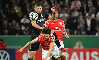 Standen sich nach gerade einmal 72 Stunden erneut gegenüber: der FSV Mainz 05 um Jae-Sung Lee (v.) und der VfB Stuttgart um Jeff Chabot. - Torsten Silz/dpa