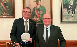 Bernd Zengerling (l.) übernimmt die Geschicke des 4.600 Mitglieder zählenden Paderborner Bürger-Schützenvereins von Thomas Spieker. - Ulrich Petzold / PBSV
