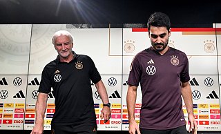 DFB-Sportdirektor Rudi Völler (l) und ?lkay Gündo?an. - Federico Gambarini/dpa