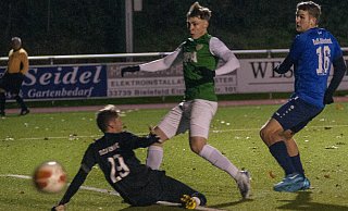 Dornbergs Felix Gerner (Mitte) erzielt in dieser Szene das 1:0 für seinen TuS gegen Jöllenbeck. - Joerg Dieckmann