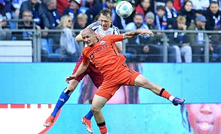 Paderborns Sven Michel (vorn) und Hamburgs Sebastian Schonlau kämpfen um den Ball. - Daniel Bockwoldt/dpa