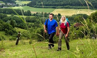 Wandern in der Natur, wie hier im nordlippischen Bergland, ist immer ein besonderes Erlebnis. - Teutoburger Wald Tourismus, R. Lang