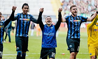 SCP-Akteur Florent Muslija (M.), der mit schnittiger Kurzhaarfrisur auflief, jubelt mit Bashir Humphreys (l.) und Dennis Srbeny über den Sieg gegen Fürth. - Besim Mazhiqi