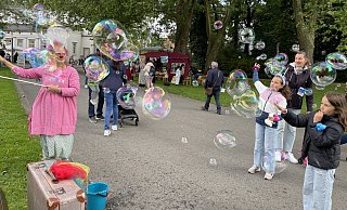 Die riesigen bunten Luftballons, die Clownin Barbalotta im Kurpark in die Luft schwingt, sind ein Magnet für die Kinder. - Elke Niedringhaus-Haasper