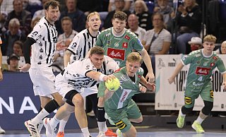 GWD kämpfte im Angriff verbissen. Hier hechtet Niclas Heitkamp dem Ball hinterher. Kiels Lukas Laube bedrängt den Mindener Spielmacher und greift ebenfalls nach dem Spielgerät. Philipp Vorlicek betrachtet die Szene. Foto: - Claus Bergmann