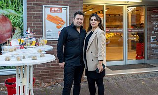 Oktay Akbulut und Melike Nayir führen den neuen Lebensmittelmarkt an der Breslauer Straße in Espelkamp. - David Scholtissek