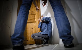 Vor dem Landgericht Bielefeld beginnt der Prozess gegen einen 35-jährigen Angeklagten wegen mutmaßlicher Gewalt in der Partnerschaft. - picture alliance / photothek