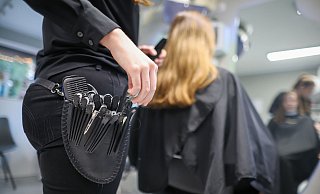 Laut einer YouGov-Umfrage gibt ein Viertel der Menschen in Deutschland kein Geld für einen Haarschnitt aus. (Archivbild) - Jan Woitas/dpa