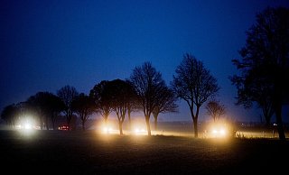 Mystische, aber gefährliche Stimmung: Gerade in der dunklen Jahreszeit steigt die Gefahr am Steuer von den Lichtern anderer Fahrzeuge geblendet zu werden. - Julian Stratenschulte/dpa/dpa-tmn