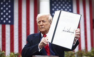 US-Präsident Donald Trump präsentiert seinen unterzeichneten Zoll-Beschluss. - picture alliance / Newscom